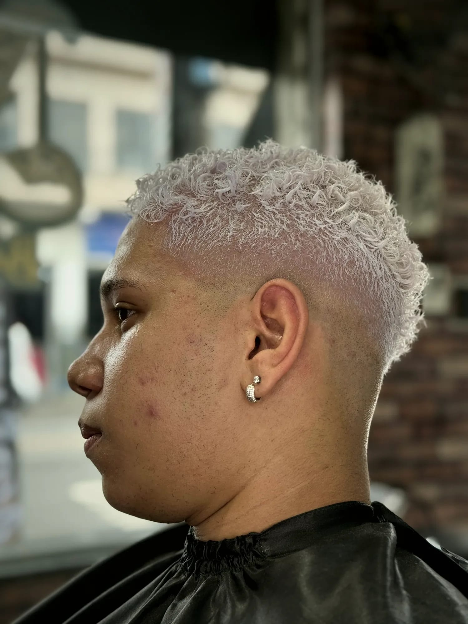 Cabelo cacheado platinado